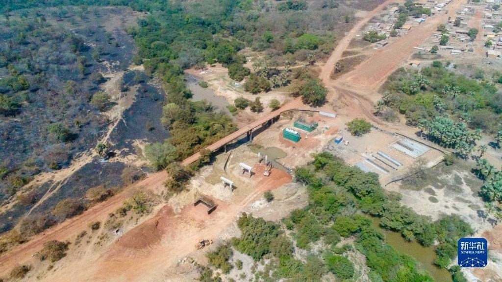 這是1月12日在科特迪瓦西北部奧迭內(nèi)省拍攝的北部公路項(xiàng)目施工現(xiàn)場(chǎng)（無人機(jī)照片）。新華社發(fā)（中國(guó)港灣工程有限責(zé)任公司供圖）