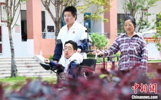 碰上天氣好，朱金祥就會利用休息時(shí)間，和鐘華強(qiáng)母親將其推出來賞賞花，曬曬太陽，呼吸一下外面的新鮮空氣。 卓忠偉 攝