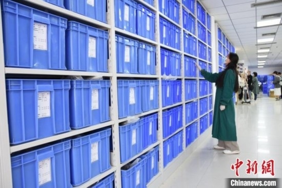 圖為鄭州大學人骨考古實驗室內(nèi)的骨骼標本庫。王宇 攝