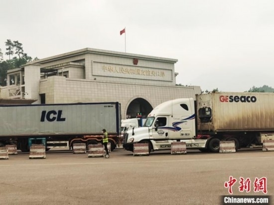 近日，位于中越邊境廣西憑祥市的友誼關(guān)口岸車水馬龍，裝載著東盟水果的跨境車輛來往不斷。黃艷梅 攝