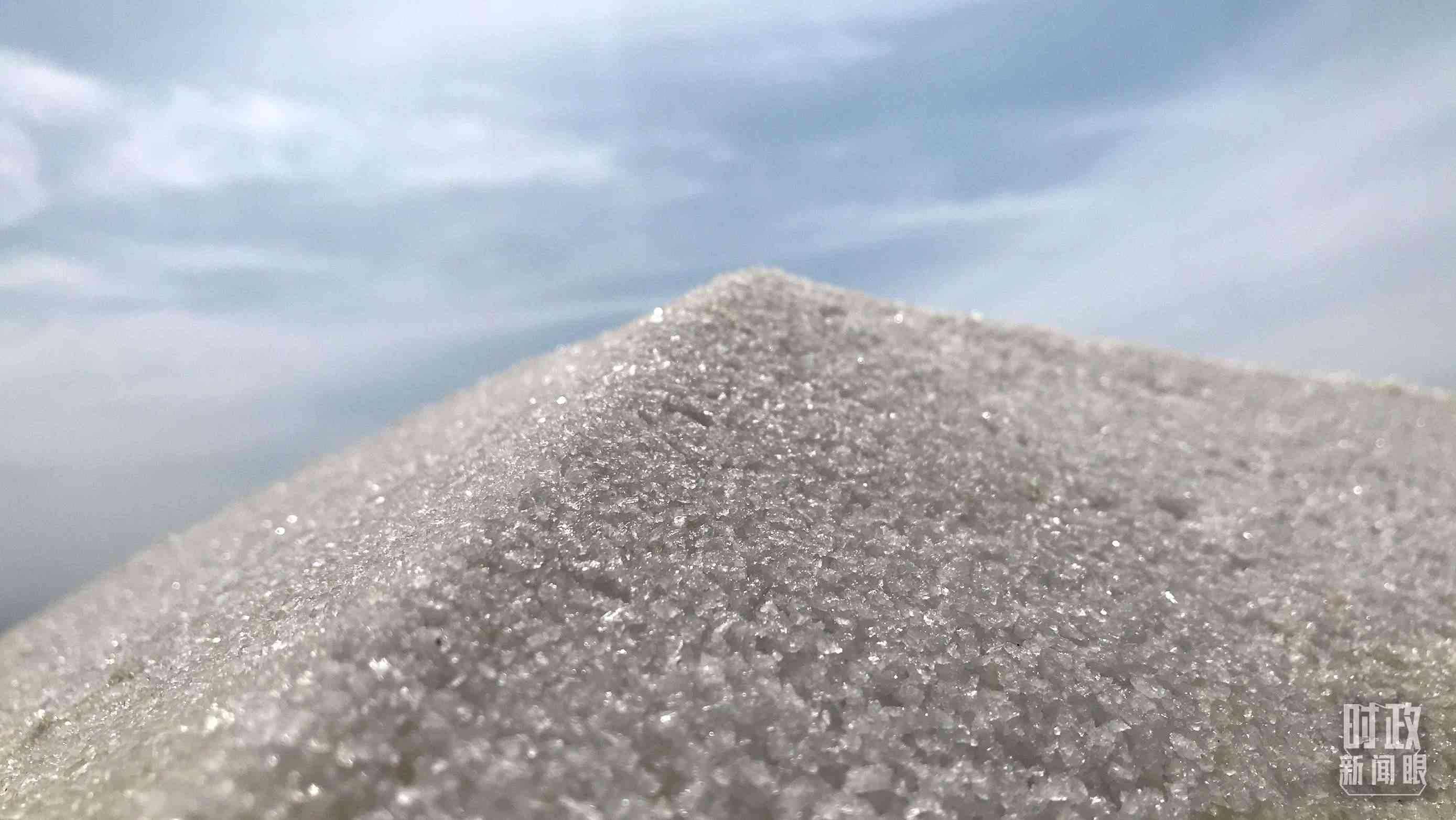 △鹽湖出產(chǎn)的河?xùn)|大鹽。（總臺(tái)央視記者石偉明拍攝）