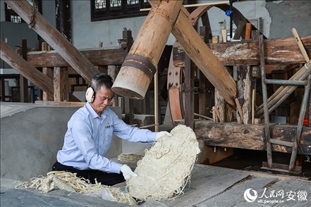 宣紙制作工藝——制簾。人民網(wǎng)記者 張俊攝