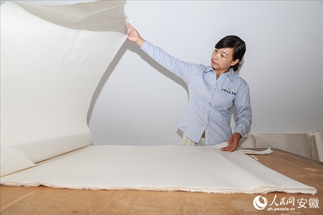 制簾需要將蔑條通過專門的小孔磨細(xì)。人民網(wǎng)記者 張俊攝