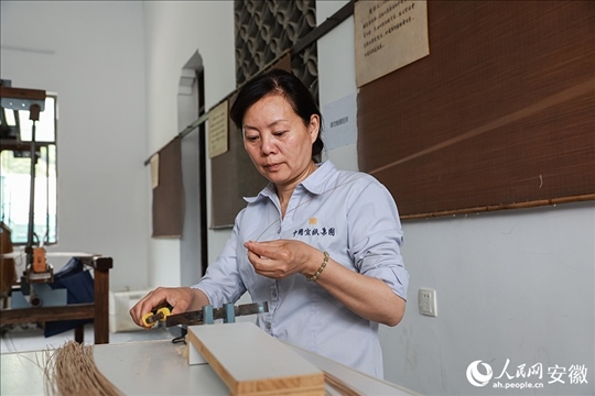 撈紙需要兩位師傅默契配合。人民網(wǎng)記者 張俊攝