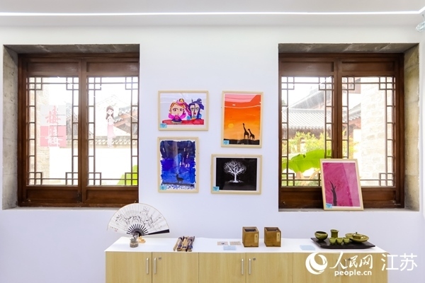 “棲棲小店”的文創(chuàng)產(chǎn)品展示廳。人民網(wǎng)記者 馬曉波攝