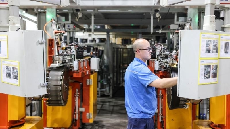 工作人員在貴州輪胎股份有限公司的“5G全連接工廠”成型區(qū)作業(yè)（2022年5月17日攝）。新華社記者 歐東衢 攝