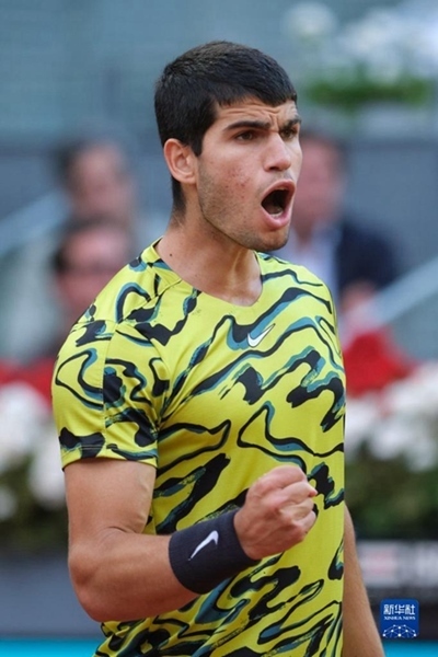 5月7日，阿爾卡拉斯在比賽中慶祝得分。當(dāng)日，在西班牙馬德里網(wǎng)球公開賽男單決賽中，西班牙選手阿爾卡拉斯以2比1戰(zhàn)勝德國(guó)選手施特魯夫，奪得冠軍。新華社記者 孟鼎博 攝