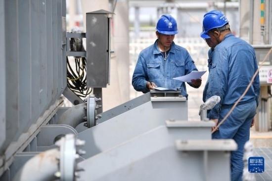 5月27日，電力工人在工程現(xiàn)場進行檢修作業(yè)。