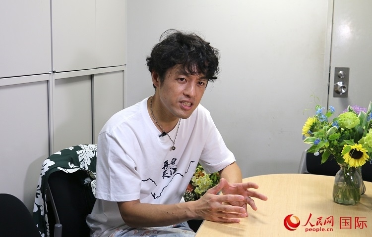 竹內(nèi)亮接受人民網(wǎng)專訪。人民網(wǎng) 許可攝