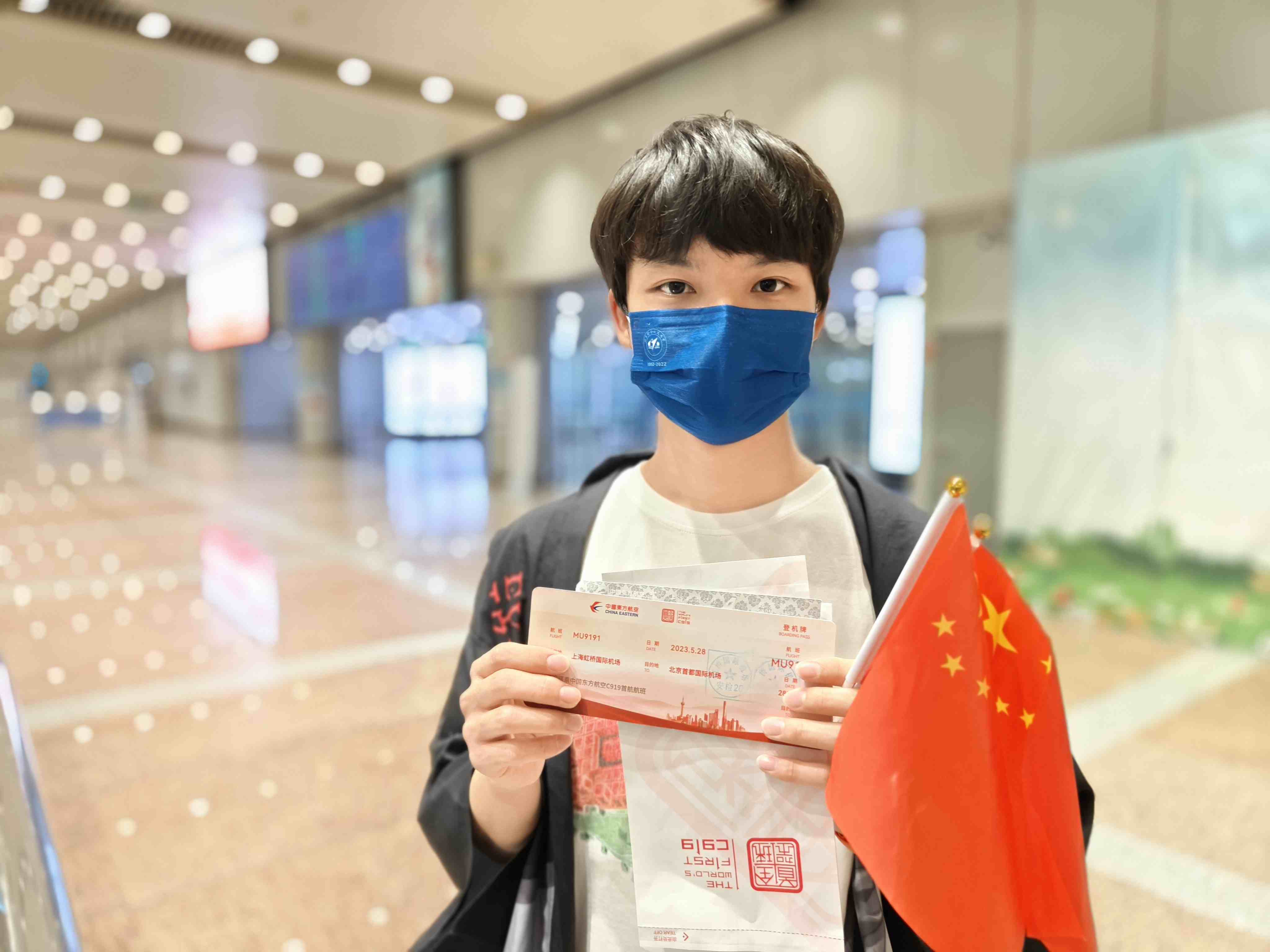 張可立向記者展示有著紀(jì)念意義的登機牌。人民網(wǎng)記者 夏曉倫攝