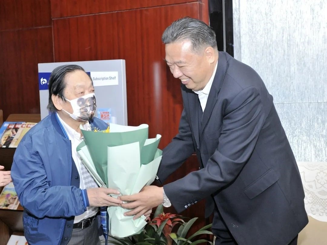 ▲青海省政協(xié)副主席、青海省林草局黨組書記、局長、祁連山國家公園青海省管理局局長李曉南在機場迎接韓美林