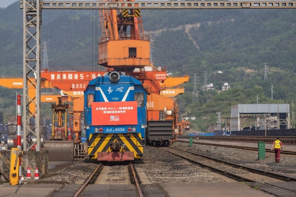 這是2023年4月27日，太平船務(wù)——西部陸海新通道江鐵海聯(lián)運(yùn)非洲專列在重慶果園港魚(yú)嘴站等待發(fā)車(chē)。