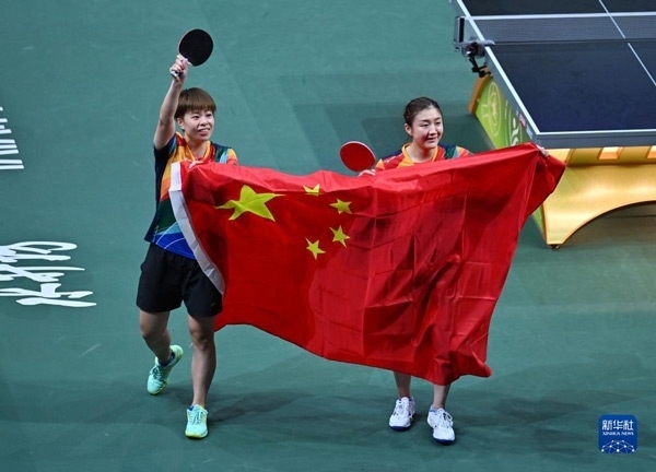 5月27日，陳夢（右）/王藝迪慶祝勝利。當日，在南非德班進行的2023年世界乒乓球錦標賽女子雙打決賽中，中國選手陳夢/王藝迪以3比0戰(zhàn)勝韓國選手田志希/申裕斌，奪得冠軍。新華社記者 陶希夷攝