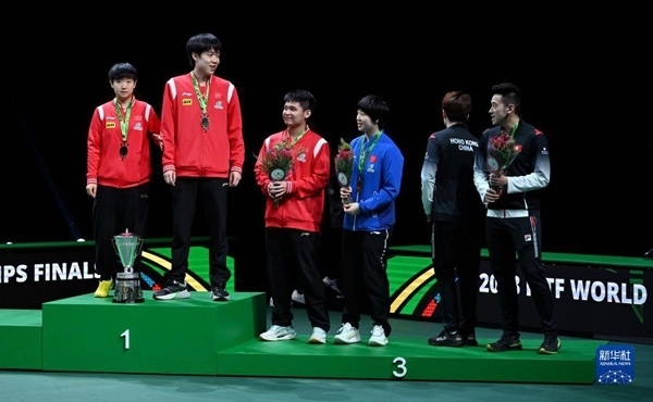 5月26日，冠軍中國組合王楚欽（左二）/孫穎莎（左一）與季軍中國組合林詩棟（左三）/蒯曼（左四）、中國香港組合黃鎮(zhèn)廷（右一）/杜凱琹在頒獎儀式后交流。新華社記者 陶希夷攝