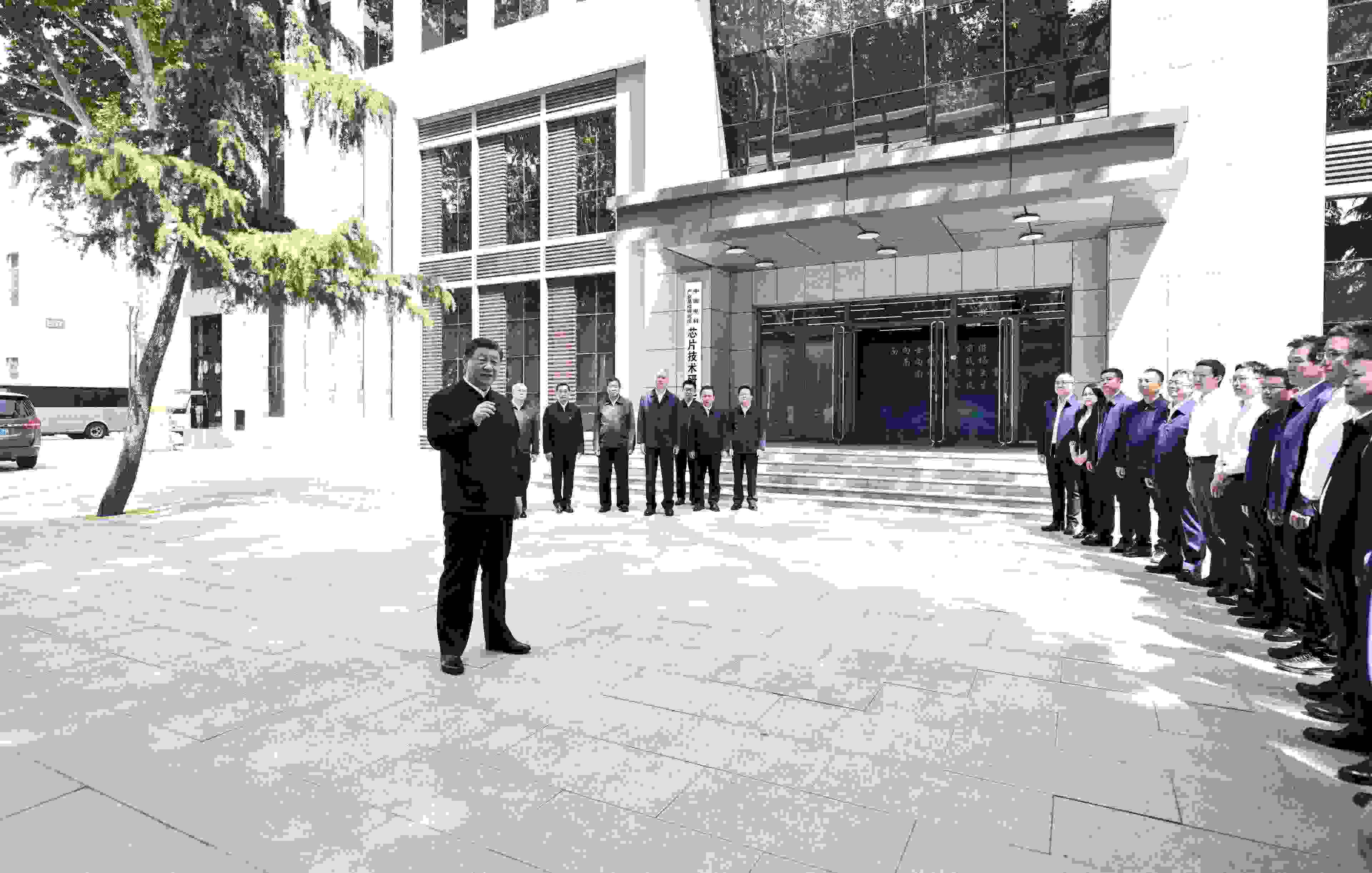 △2023年5月12日，習近平總書記在中國電科產(chǎn)業(yè)基礎研究院同科技工作者交流。