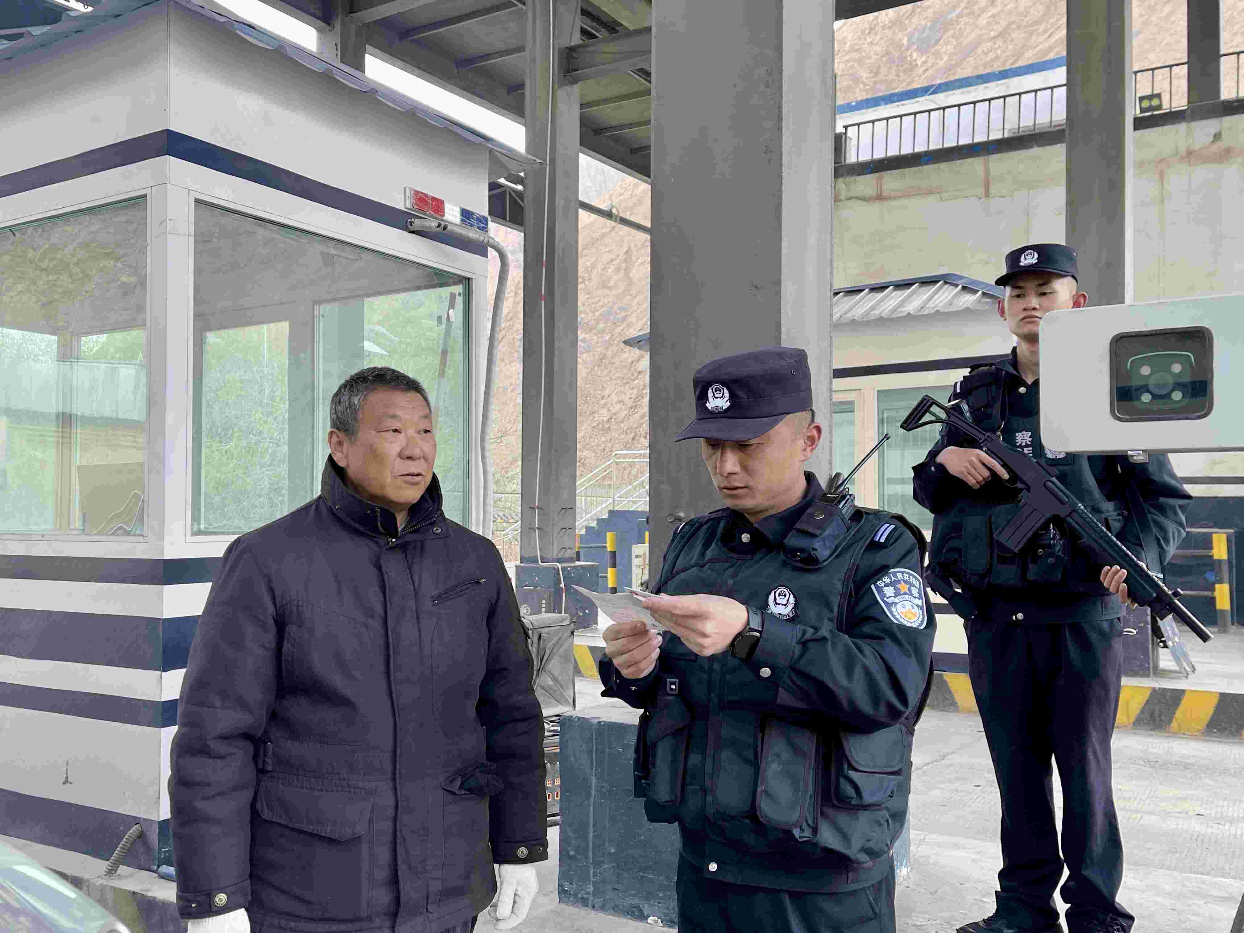 在庫地邊境檢查站，陳暢核對進出邊境管理區(qū)人員信息。人民網(wǎng) 周靜圓攝