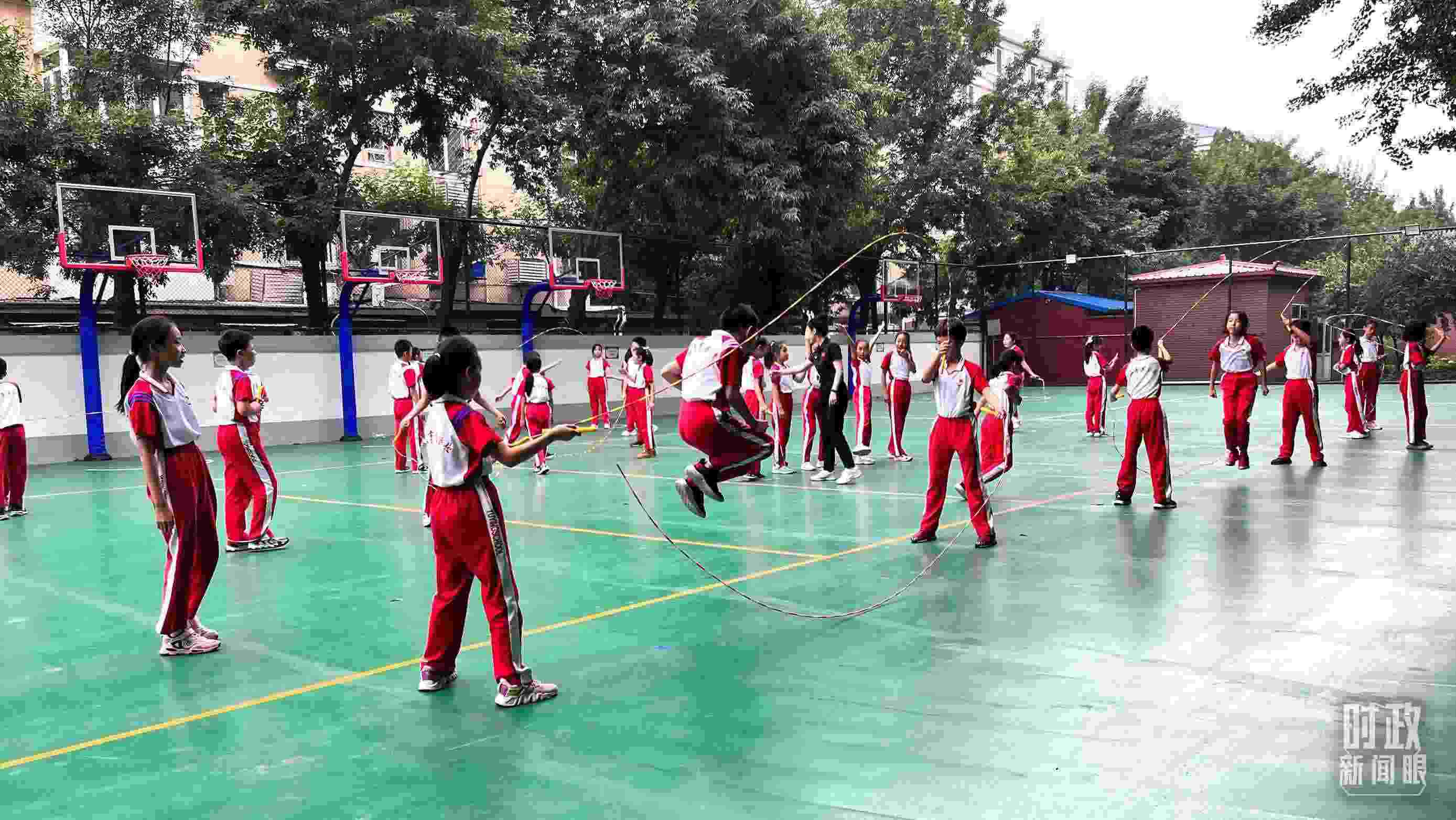 △正在跳繩的學生。（總臺央視記者張垚拍攝）