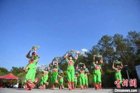 市民在跳廣場舞。 唐小晴 攝