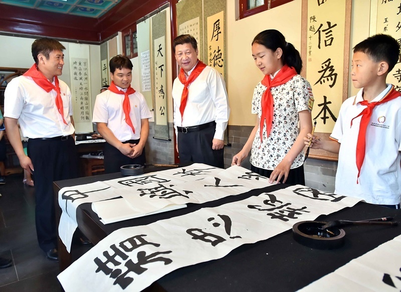 2014年5月30日，習(xí)近平總書記來到北京市海淀區(qū)民族小學(xué)，參加慶?！傲弧眹?guó)際兒童節(jié)活動(dòng)。