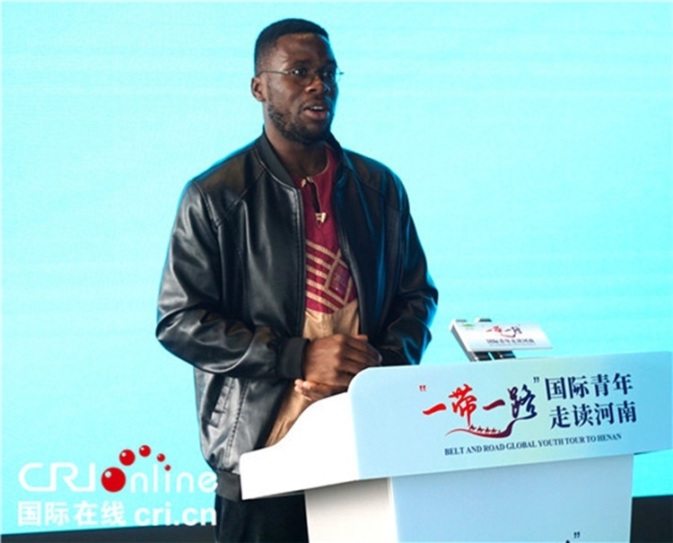 國際青年代表奕曉龍發(fā)言。賈親親 攝