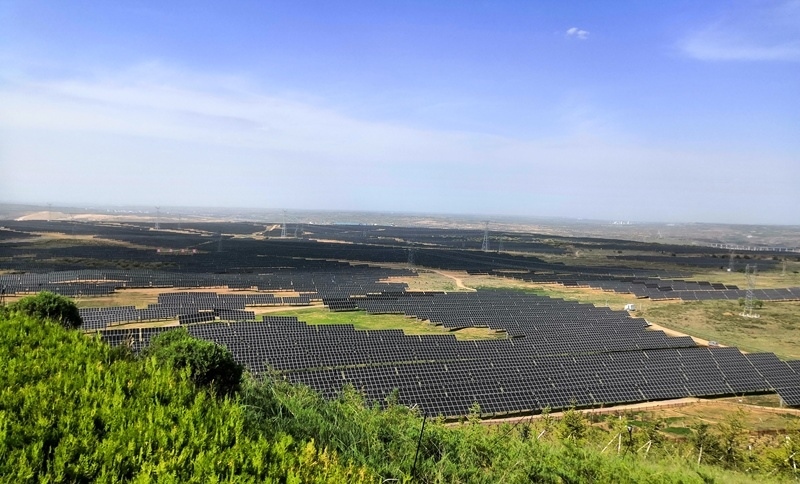 伊金霍洛旗天驕綠能50萬千瓦采煤沉陷區(qū)生態(tài)治理光伏發(fā)電示范項目一角。人民網記者 孫博洋攝