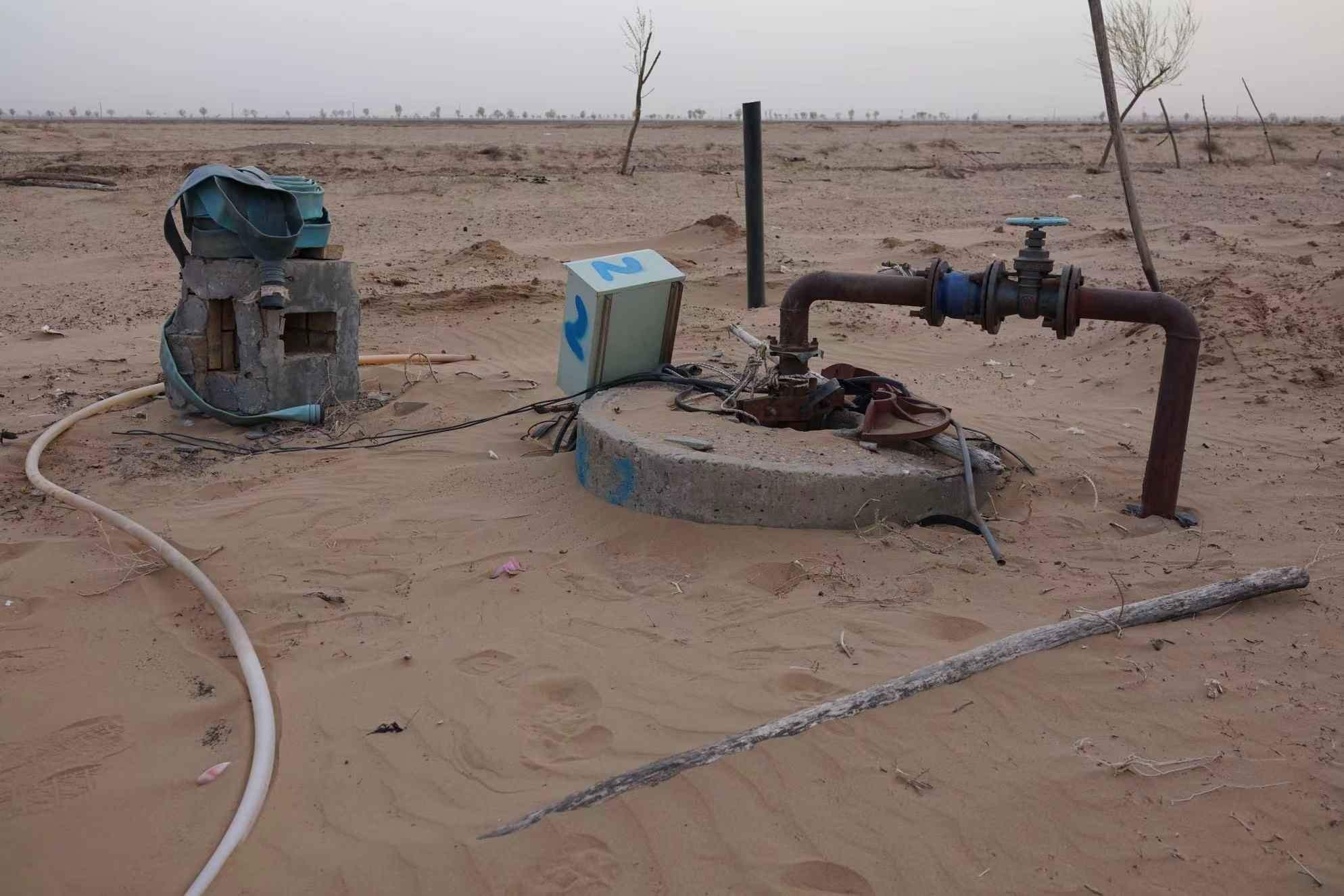 項(xiàng)目地以北的一個(gè)澆灌機(jī)井。 人民網(wǎng)記者 游天燚攝