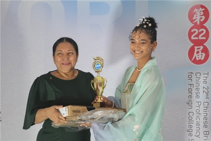 圭亞那大學(xué)校長(zhǎng)默罕默德為獲獎(jiǎng)選手頒發(fā)一等獎(jiǎng)。圭亞那大學(xué)孔子學(xué)院供圖