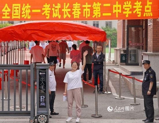 6月7日，在長(zhǎng)春市第二中學(xué)考點(diǎn)，一名考生信心滿(mǎn)滿(mǎn)進(jìn)入考場(chǎng)，并與家長(zhǎng)揮手致意。人民網(wǎng)記者 李洋攝