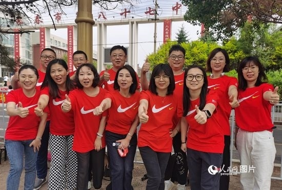 6月7日一早，陽(yáng)光明媚，天氣涼爽，在長(zhǎng)春市第八十七中學(xué)，考生們正陸續(xù)進(jìn)入考場(chǎng)。親友團(tuán)為參加高考的學(xué)子們加油鼓勁。人民網(wǎng)記者 王帝元攝