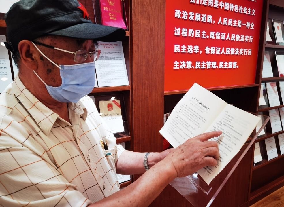 夏云龍給記者展示國歌法修改的內(nèi)容。人民網(wǎng)記者 唐小麗攝