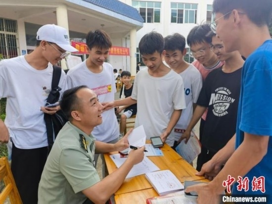 專武干部在講解相關(guān)政策。韋碩 攝