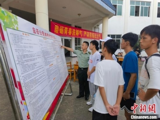 專武干部在講解應(yīng)征體檢標(biāo)準(zhǔn)。韋碩 攝