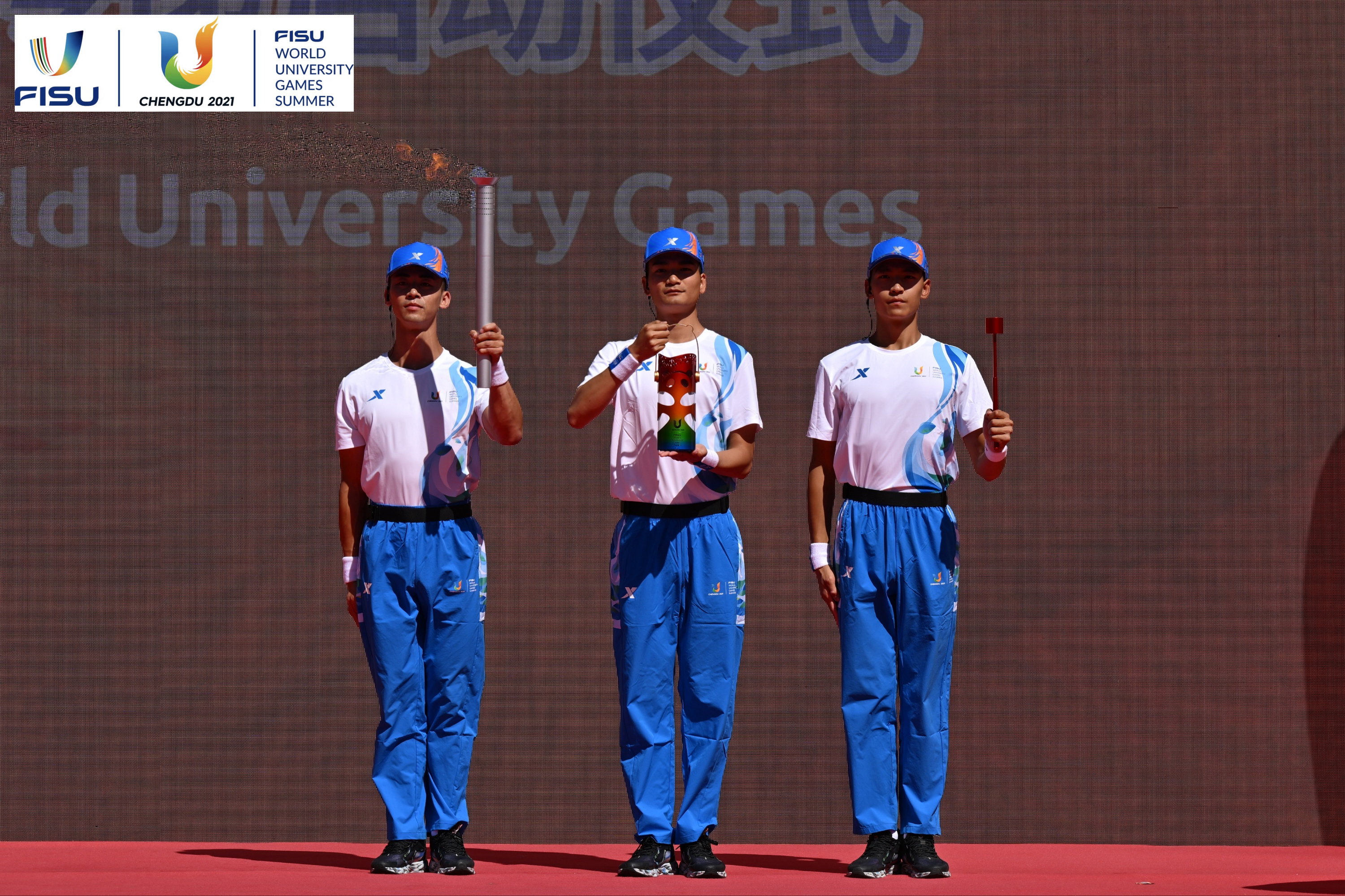 成都大運(yùn)會(huì)火種護(hù)衛(wèi)隊(duì)點(diǎn)燃大運(yùn)火炬。 圖片來(lái)源：成都大運(yùn)會(huì)執(zhí)委會(huì)供圖