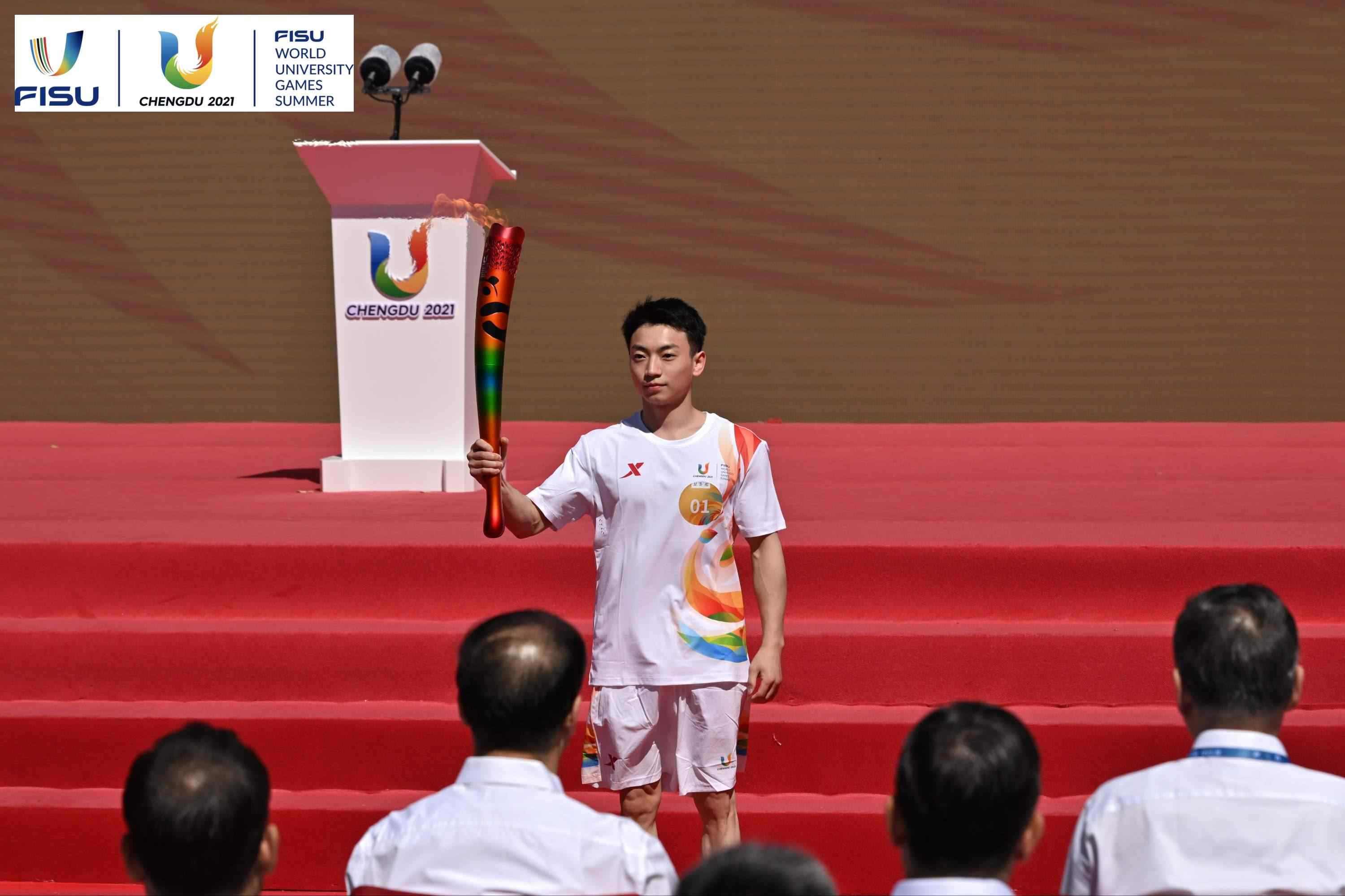 成都大運(yùn)會(huì)火炬手、奧運(yùn)冠軍鄒敬園高舉火炬。 圖片來(lái)源：成都大運(yùn)會(huì)執(zhí)委會(huì)供圖