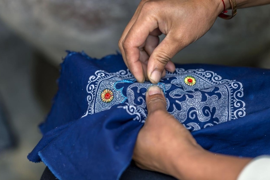 在貴州省黔西市新仁苗族鄉(xiāng)化屋村，村民在制作苗繡。新華社記者 范暉 攝