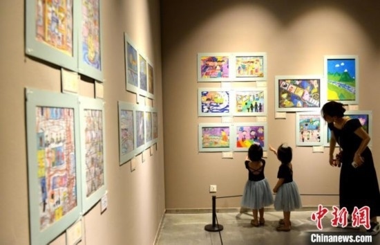 圖為家長帶著孩子參觀展覽。呂明 攝