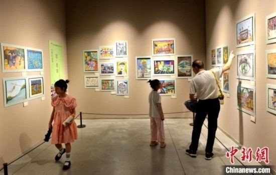 圖為家長帶著孩子參觀展覽。呂明 攝