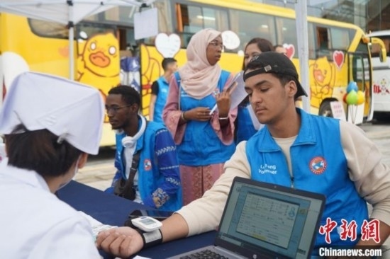 6月13日，在第20個世界獻血者日前夕，20名在贛留學生組團前往血站獻血。吳迪 攝