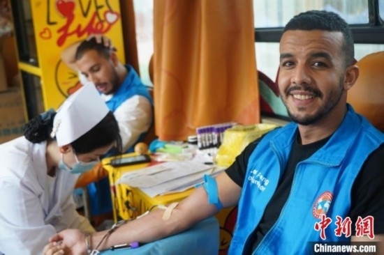 6月13日，在第20個世界獻血者日前夕，20名在贛留學生組團前往血站獻血。吳迪 攝