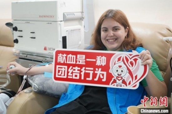 6月13日，在第20個世界獻血者日前夕，20名在贛留學生組團前往血站獻血。吳迪 攝