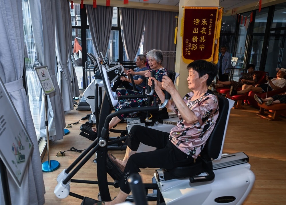 在浙江嘉興市南湖區(qū)新嘉街道電子社區(qū)鄰里中心的長者運動健康之家內，老人們在進行器械鍛煉（2023年6月14日攝）。新華社記者 徐昱 攝