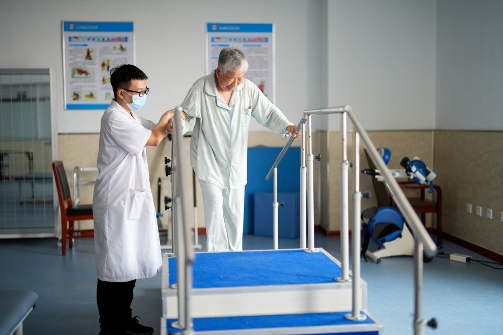 河北省灤南縣一家養(yǎng)老機構的工作人員在指導老人進行康復訓練（2023年5月19日攝）。新華社記者 牟宇 攝