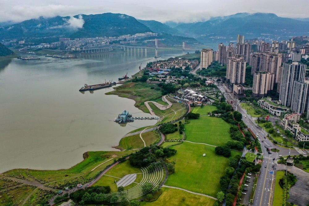 這是2023年6月7日拍攝的位于重慶市云陽縣的云陽城區(qū)環(huán)湖綠道（無人機照片）。當?shù)貙⑸鷳B(tài)治理與生態(tài)修復結合起來，兼顧城市旅游和運動休閑等功能需要，打造環(huán)縣城兩江四岸33公里綠道。新華社記者 唐奕 攝