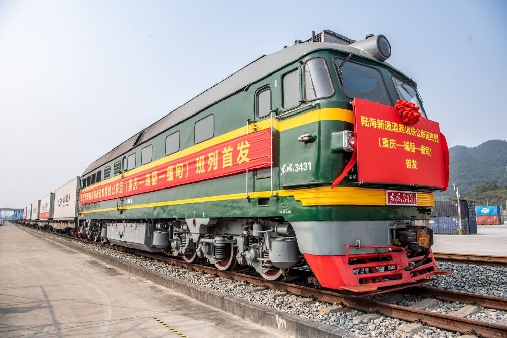 陸海新通道跨境鐵公聯(lián)運班列（重慶—瑞麗—緬甸）首發(fā)班列在重慶江津小南埡鐵路物流中心等候發(fā)車（2023年4月3日攝）。新華社記者 唐奕 攝