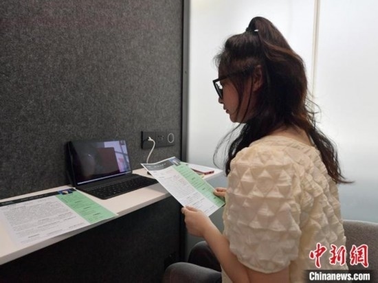 學(xué)生通過“云面試空間”進(jìn)行求職面試。劉棟 攝