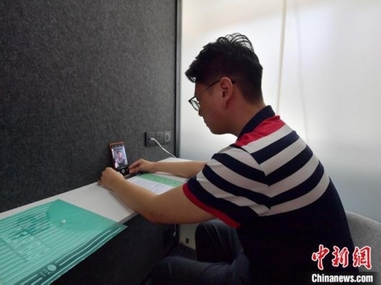 學(xué)生通過“云面試空間”進(jìn)行求職面試。劉棟 攝