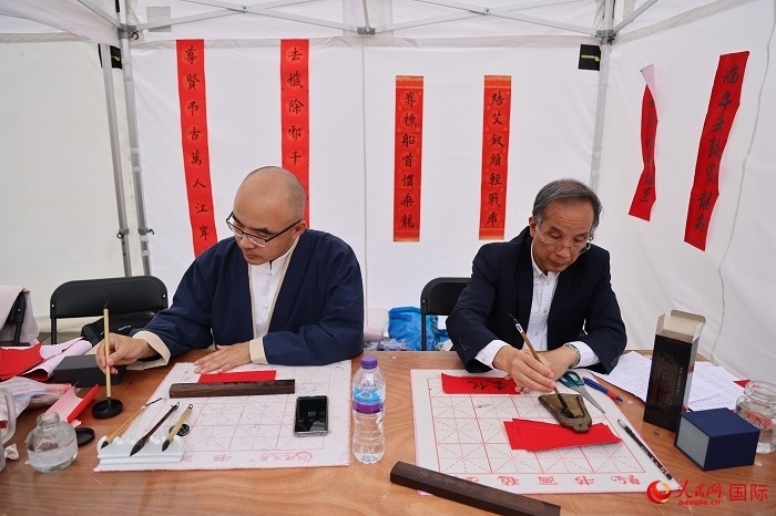 活動現(xiàn)場的中國書法展示。人民網(wǎng)記者 邢雪攝