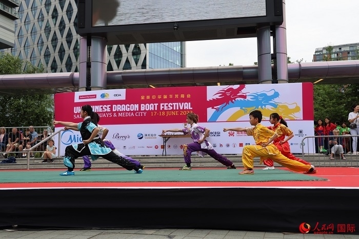 中華武術(shù)表演吸引了眾多英國觀眾。人民網(wǎng)記者 邢雪攝