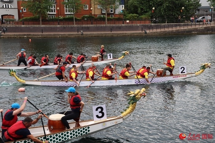 2023全英中華端午龍舟會比賽現(xiàn)場，幾支隊伍你追我趕。人民網(wǎng)記者 邢雪攝