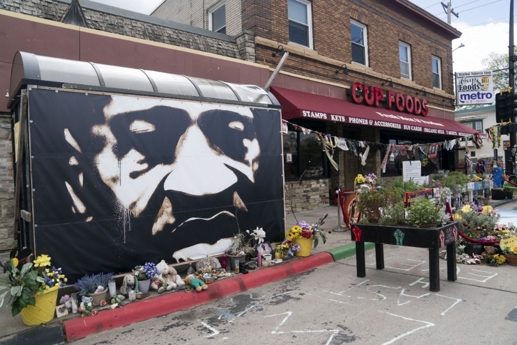 這是2022年5月22日在美國明尼蘇達(dá)州明尼阿波利斯市拍攝的弗洛伊德廣場。新華社記者劉杰攝